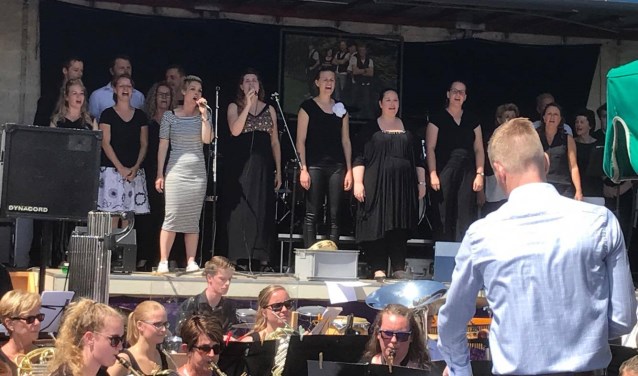 Leden van musicalvereniging Horizon met op de voorgrond muziekvereniging Lamoraal van Egmont.