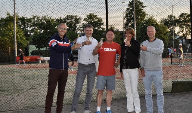 Vlnr: Jan Zuurbier (technische commissie), Ton Verberne (voorzitter), Rob Buntsma (trainers collectief), Carolien Sterkman (bestuurslid) en Sjoerd Stoker (technische commissie).