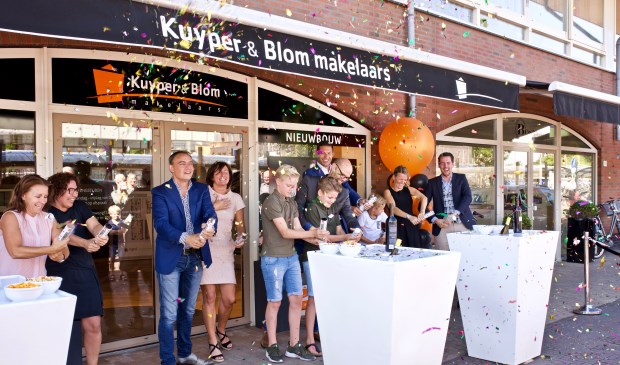 De vestiging wordt feestelijk geopend. Vlnr. Sabrina Van Roemburg, Simone en Ramon van Beko Interieurs, Marielle Mul, Ronald Blom, Bas Kuyper, Moniek van Leeuwen, Jeffrey van der Wagen. Op de voorgrond de kinderen van Bas en Ronald.