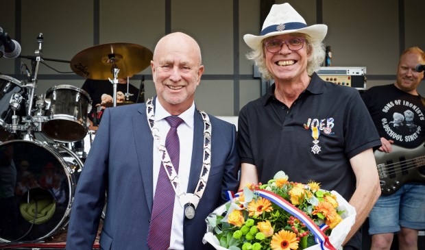 Locoburgemeester Jan Mesu en een overgelukkige Fred Valkering