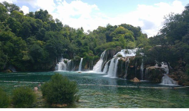 Krka National Park, Skradinski Buk in Kroatië. Een meer met aan het eind schitterende watervallen. In het meer mag ook worden gezwommen.