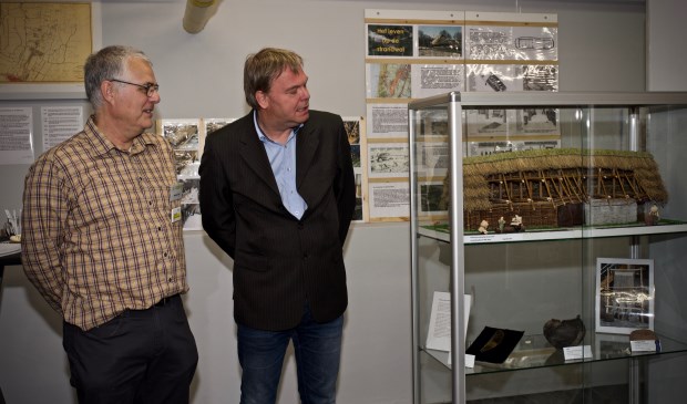 Bouwer Jeroen Götz en wethouder Rob Opdam bekijken de maquette