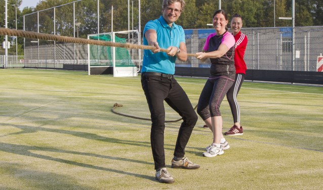 Van voor naar achter: Wethouders Antoine Tromp en Anke de Vink-Hartog, achteraan buurtsportcoach Chantal Thomas op het nieuwste gezamenlijke kunstgrasveld van MHCU en KV Stormvogels
