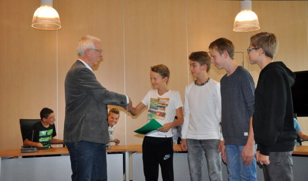 Overhandiging van de opdracht door wethouder Kees Rood