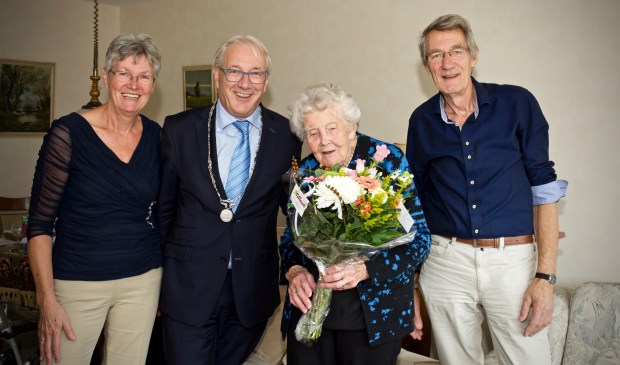 De jarige mevrouw M. de Wildt-Tesselaar
vlnr.dochter Ineke, burgemeester Hans Romeyn, mevrouw M. de Wildt-Tesselaar, zoon Kees