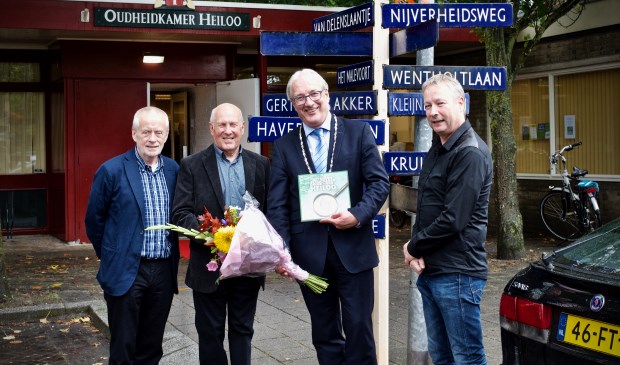 Het Nieuwe Staatnamenboek is uit.
vlnr. Jaap de Graaf (voorzitter Historische Vereniging Oud Heiloo), Dick Slagter (schrijver), burgemeester Hans Romeyn, Marcel Keet (Uitkijkpost Media)