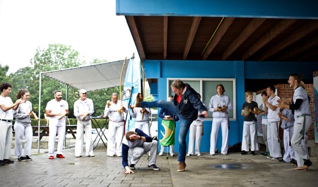 Wethouder Rob Opdam verricht de opening door samen met Batuque Capoeira Holland een demonstratie te geven