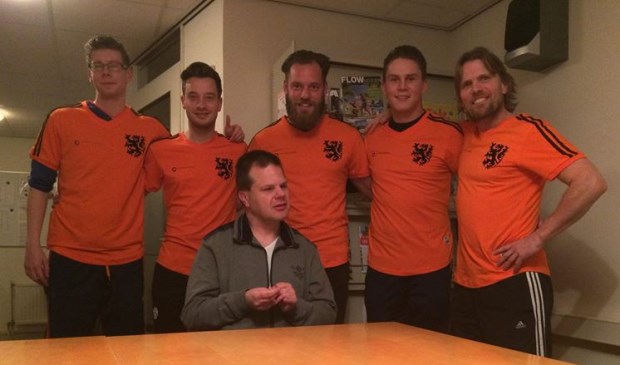 Dennis, temidden van het team van Hattrick-Zorg
Foto: aangeleverd