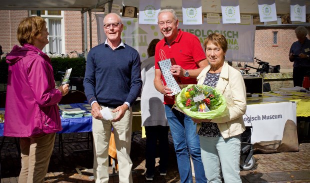 Jan en Irma Palfenier ontvangen van Paul Morsch een bos bloemen en een attentie