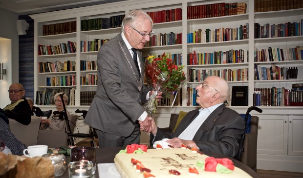 Burgemeester Hans Romeyn feliciteer de honderdjarige Jaap van Werkhoven