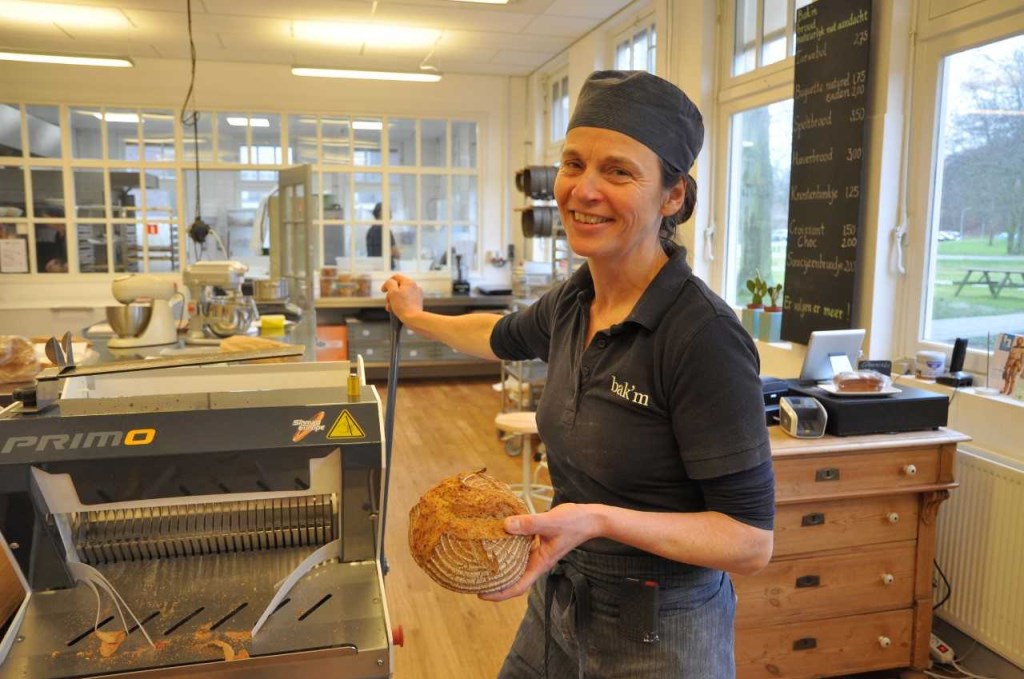 Dominique met het Oude Knegt brood