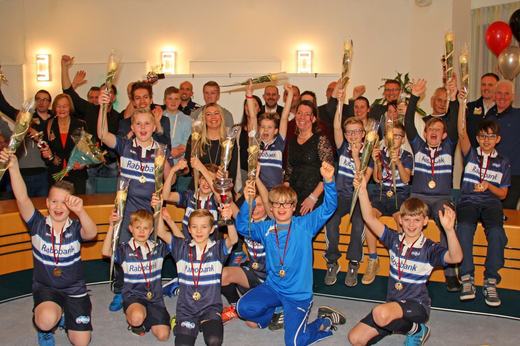 Groepsfoto van alle sporthelden in Uitgeest.