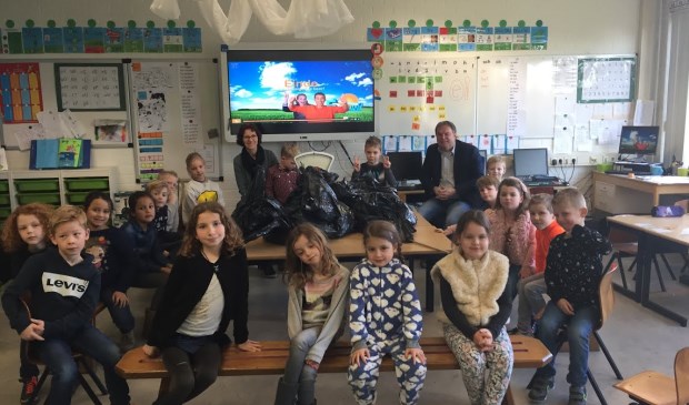 Wethouder Opdam bij de leerlingen in de klas.