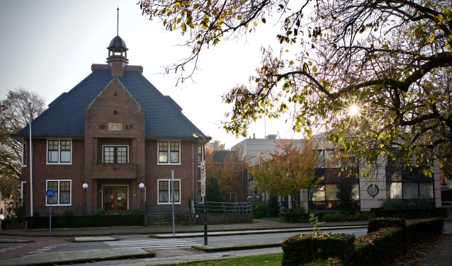 Vooraanzicht van het gemeentehuis.