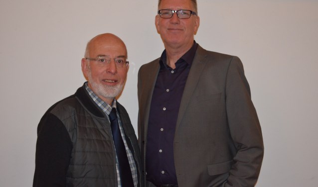 Jan Schouten (rechts op de foto) neemt het stokje over van Jan Dubelaar.