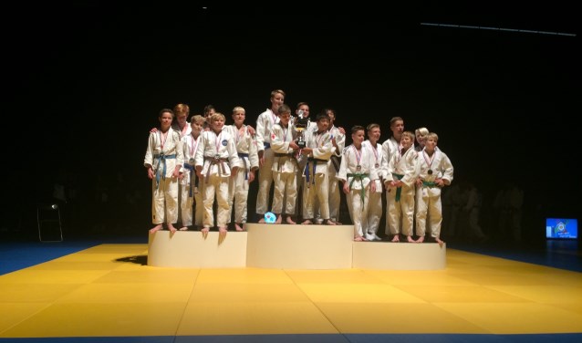 Geheel links Elvin Groefsema, op de tweede plek van links Kars Kroon en als laatste op de zilveren medaille plek (6e van links) Stan de Laleine.