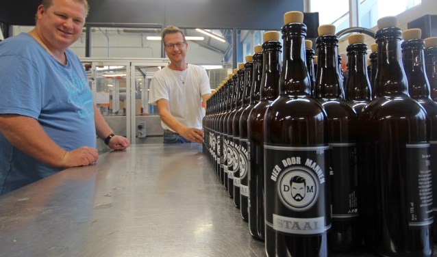 Stefan van Bier door Mannen links met op de achtergrond Kees Schouten van de DNHBB.