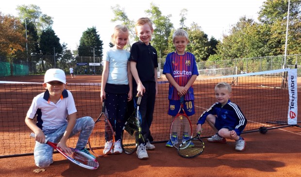 Staand: Gijs, Annemieke en Thies. Knielend: Timo en Jimmy