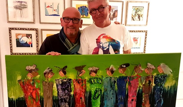 Martin Blok en Wim Nieuwenhuizen met het te veilen doek