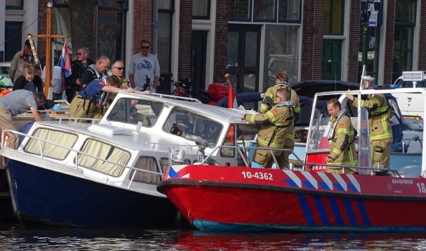 De brandweer Akersloot hielp met hun brandweerboot aan de Bierkade in Alkmaar
