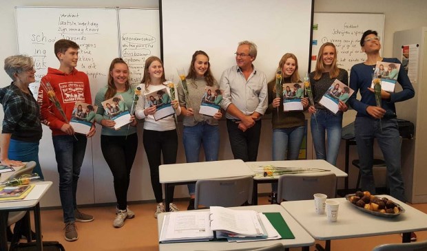 De 7 leerlingen ontvingen hun certificaat uit handen van wethouder Ron de Haan