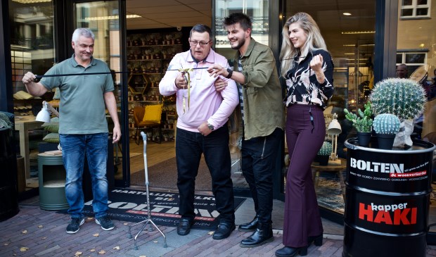 Vader Hilmja Sisanovic mag het lint tijdens de opening doorknippen.
Vlnr. Chris Asma, Hilmja Sisanovic, Hadis Sisanovic en Nikki Schouten.