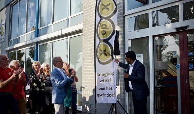 Wethouder Falgun Binnendijk opent het nieuwe pand van Keer op Keer.