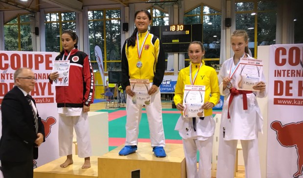 Elisa Lie met een big smile op de eerste plaats