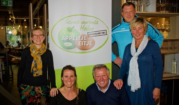 De prijswinnaars van het tweede Appeltje Eitje-Café Heiloo.
Vlnr. Lotte en Leonie (Health Fest), Dick en Karin (PCC) en Marcel (Dorssports)