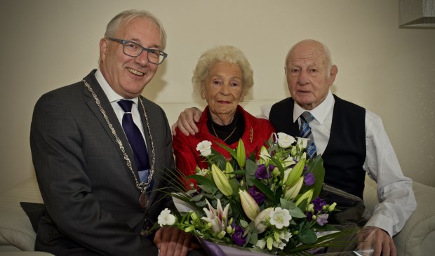 Burgemeester Hans Romeyn kwam het echtpaar Geelhuijzen feliciteren met hun 60-jarig huwelijk