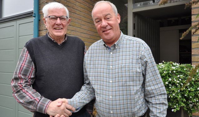 De vertrekkende en de komende voorzitter.