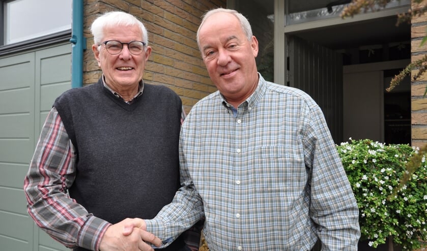 De vertrekkende en de komende voorzitter.