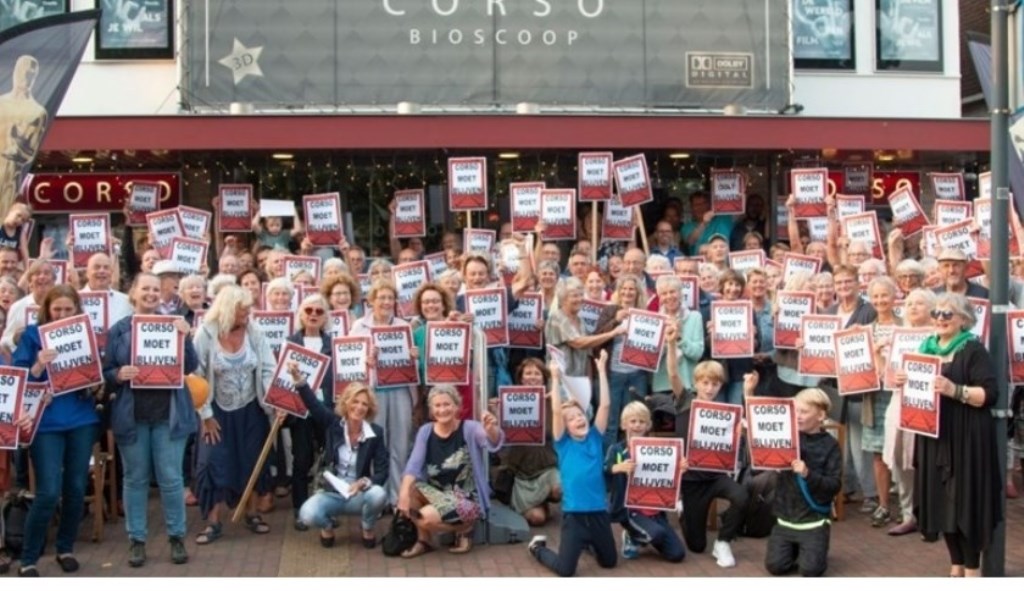 Dinsdagavond 4 september verzamelde zich een grote groep bij de bioscoop.