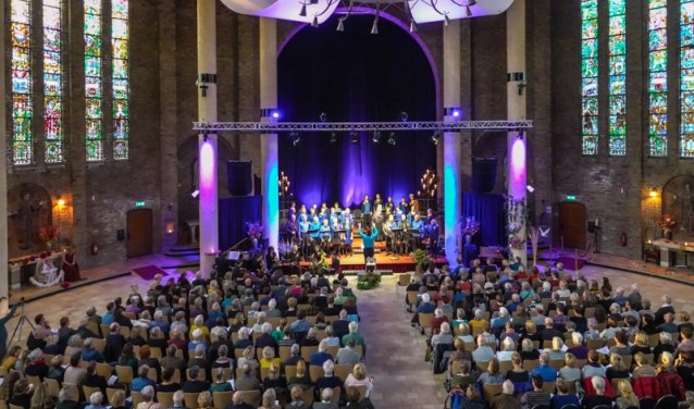 In een uitverkochte Cultuurkoepel voerde koor sWing het unieke theaterconcert 'Vreemde Zaken' op.