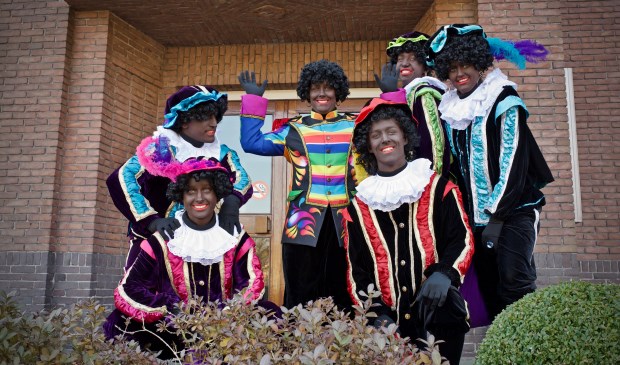 Op het bordes van het gemeentehuis wilden de Pieten wel even poseren voor een foto.