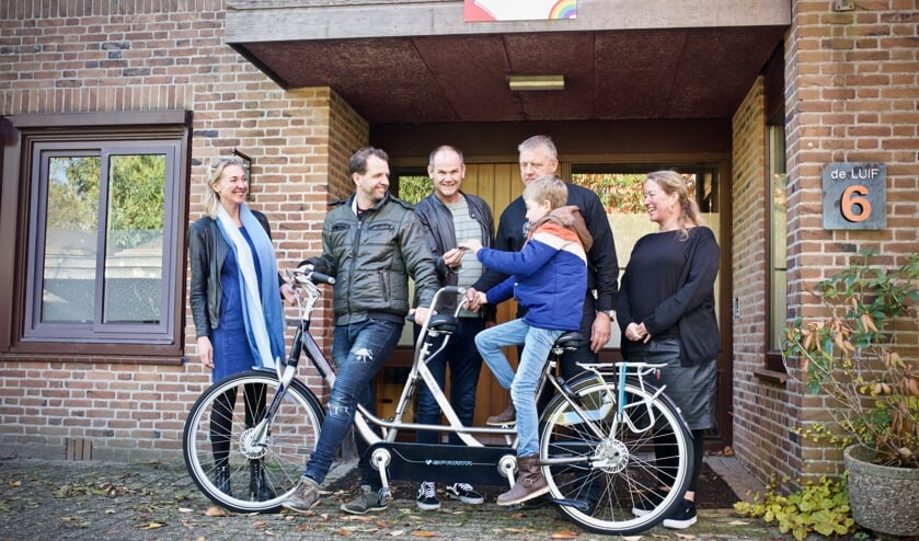 Uit handen van Stefan Beers ontvangt Kees Kops de sleutels van de tandem.
VLNR. Lenny Kroone, Bart van Schagen, Stefan Beers, Jaap van den Kommer, Monique Tesselaar en achterop de tandem Kees Kops.