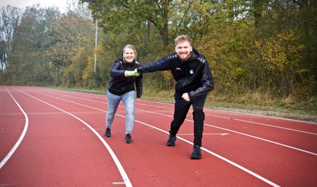 Pascale de Hoogh geeft het stokje van buurtsportcoach door aan Bart Ploeger.