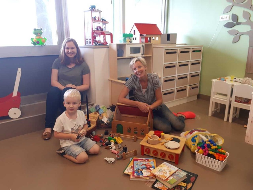 spelende Noä, Fieke (Speel-o-theek Castricum) en Anneke (Rode Kruis Ziekenhuis)