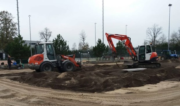 De aanleg van de padelbanen verloopt voorspoedig.