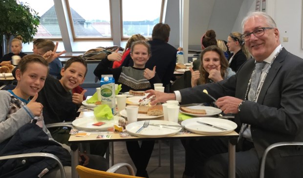 Burgemeester Hans Romeyn aan het ontbijt met leerlingen van de Benedictusschool.