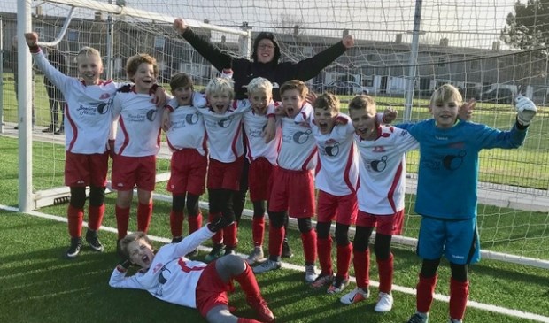 Achter de jongens staat coach Nick, van links naar rechts Rowin, Seym, Gabriel, Tim, Jimmy, Mason, Liam, Jesse, Bram en liggend Jens. Afwezig op de foto is Scott.