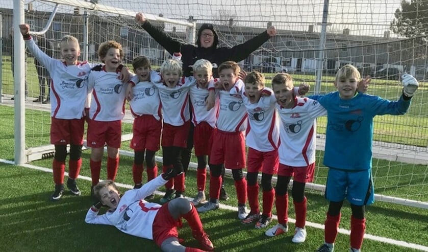 Achter de jongens staat coach Nick, van links naar rechts Rowin, Seym, Gabriel, Tim, Jimmy, Mason, Liam, Jesse, Bram en liggend Jens. Afwezig op de foto is Scott.