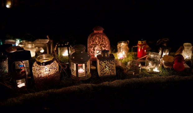 Vele lichtjes werden op de duim geplaatst bij het woord 'kracht'