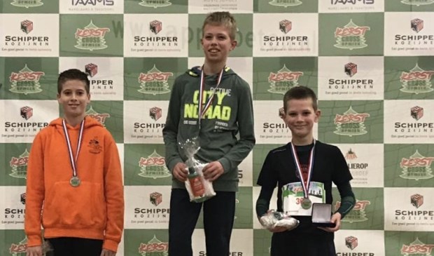 Rechts Boet van Hove van AV Trias die als 3e eindigde tijdens het Noord-Hollands cross kampioenschap.