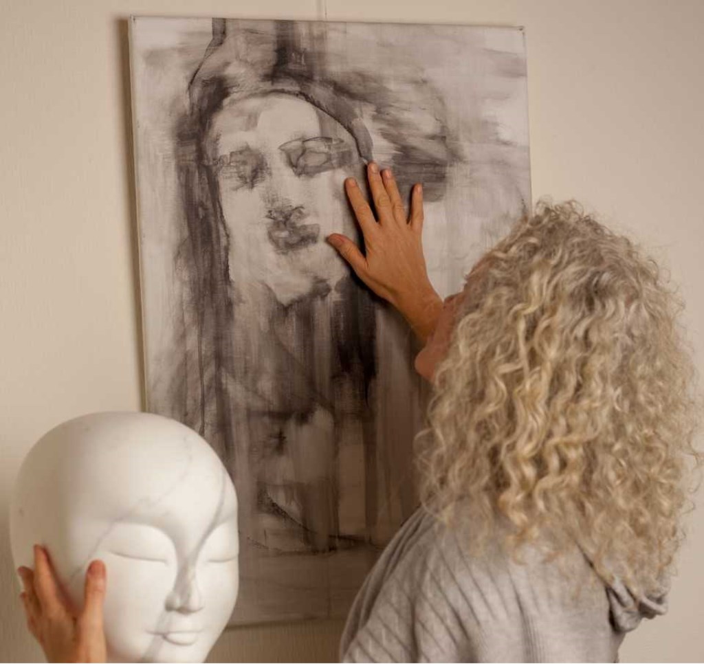 Eva Boon in het atelier van Marina & Sabrina.