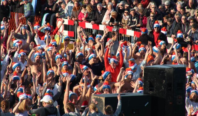 De start van de nieuwjaarsduik in 2016.