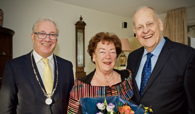 Burgemeester Hans Romeyn met het echtpaar De Nijs.