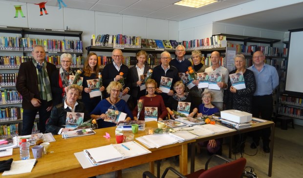 Staande van links naar rechts: wethouder Cees Beentjes, Cora Lommers, Evelien Plaisier, Gerrit van Duijn, Ellen Sijm, Arie de Bruijn, Fred Maquiné, Loekie Weijers, Sjaak de Groot, Hetty Franzani en Martin Teunissen. Zittend voorste rij: Dorien Rutten, Sita Castricum, Elly Stuijt, Thea Kater en Nel Groen.