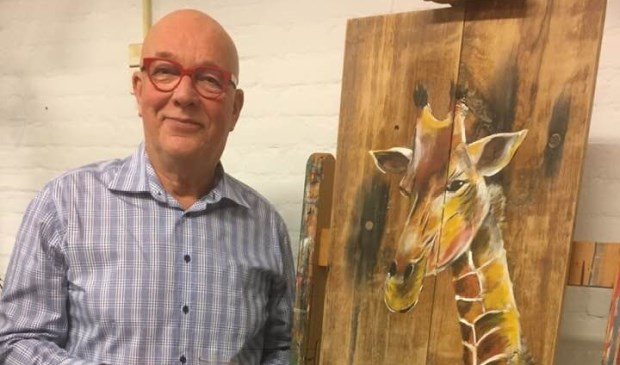 Op de foto ziet u kunstenaar Wouter Droge met een van zijn schilderijen.