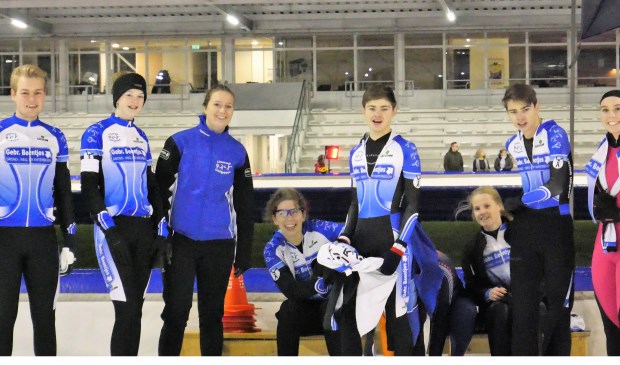 De Junioren in afwachting van de te verrijden 1500m: Thomas Jongejans, Merel Schouten, Joni Krom Femke Jongenotter, Mike Roelands, Sanne Veenboer, Patrick Roelands en Luna den Elsen.